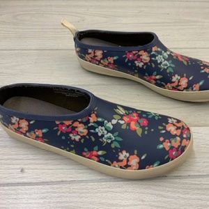 Chooka buzzing market clogs size 7.5M worn once